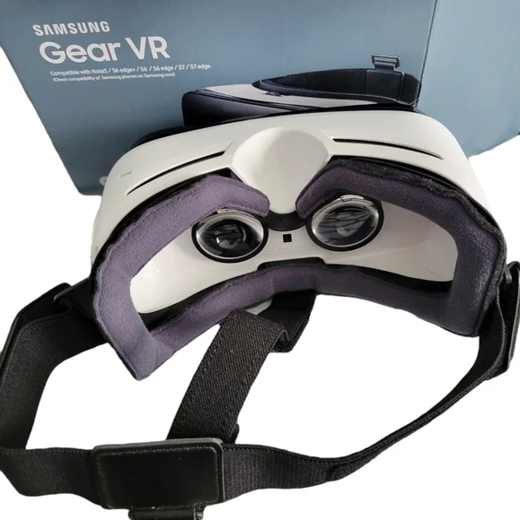 Samsung Gear VR Headset still with original box, like new condition - Picture 6 of 7